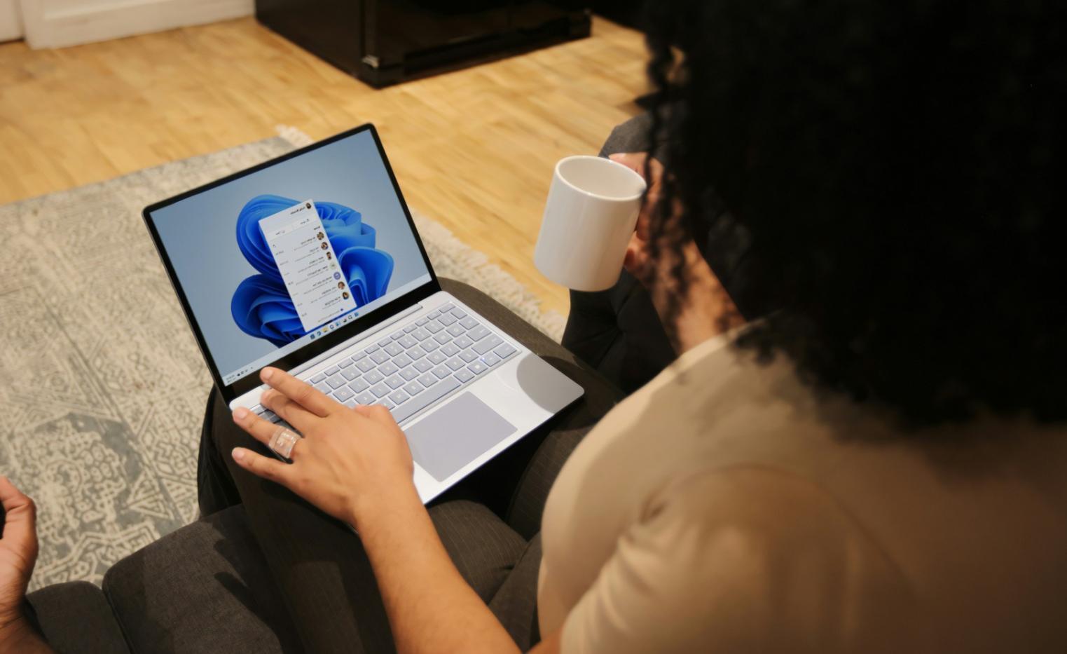 Grupo de profesionales colaborando en análisis financiero